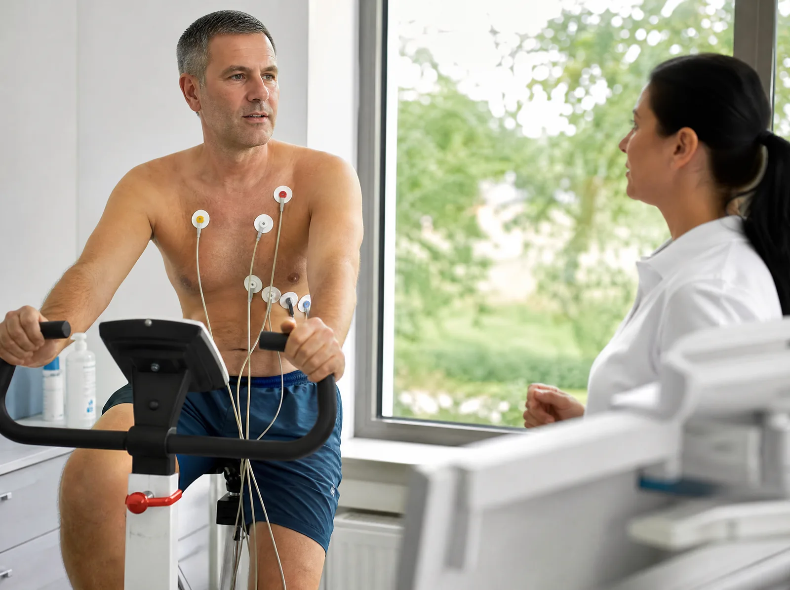 Fahrradergometer mit angelegten EKG-Elektroden